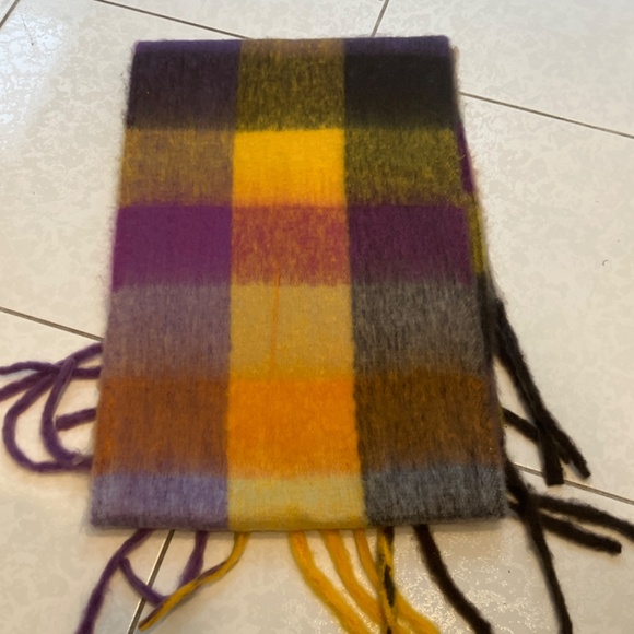 Beautiful, warm, fuzzy scarf with fringes - Picture 3 of 8